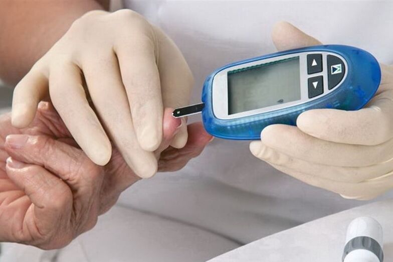muestreo de sangre para medir el azúcar en la diabetes